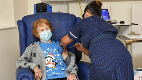 Mezi prvními očkovanými byly rizikové skupiny, například senioři. 