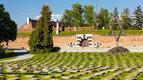 Židovský hřbitov před koncentračním táborem v Terezíně.