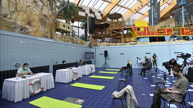 Tisková konference na dně vypuštěného bazénu v Aquaparku v Čestlicích.