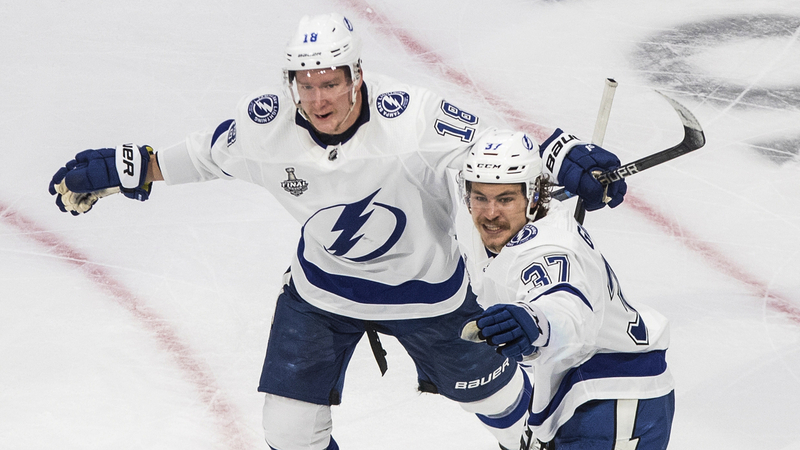 Ondřej Palát se spoluhráčem Yanni Gourdem.