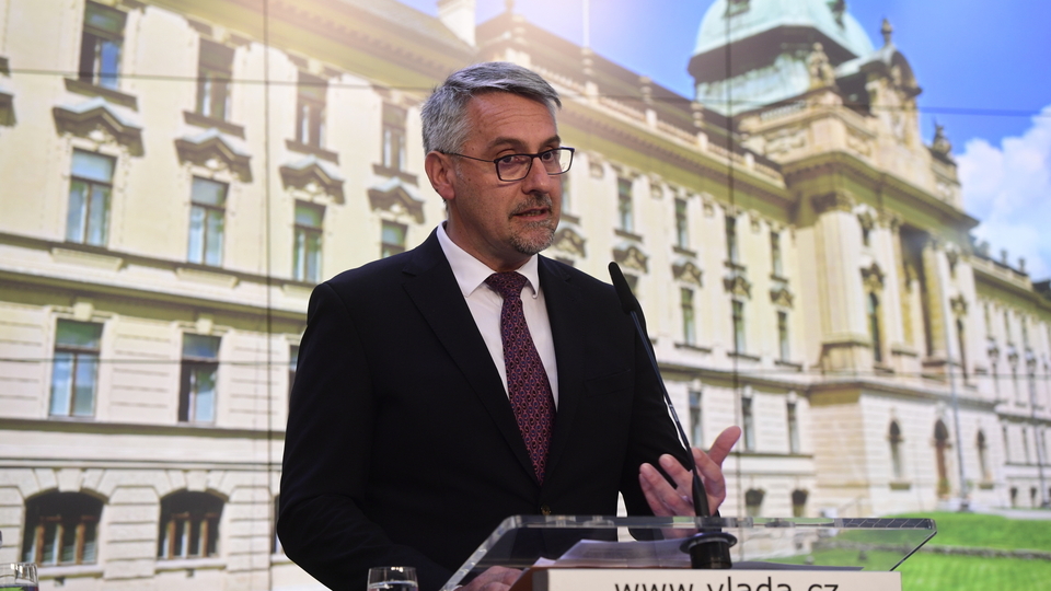 Ministr obrany Lubomír Metnar (za ANO).