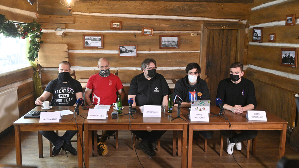 Členové a podporovatelé iniciativy Chcípl PES.