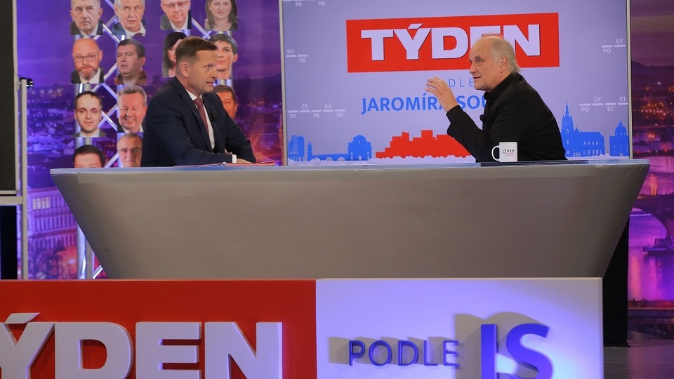 Moderátor pořadu Jaromír Soukup a hudebník Michael Kocáb.