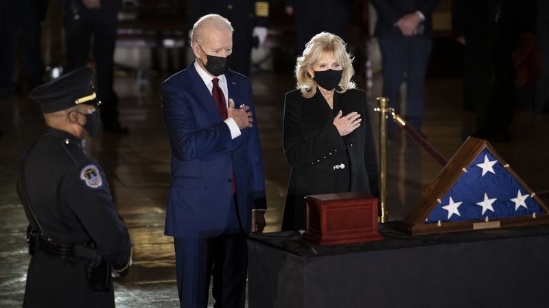 Joe Biden s chotí Jill přišli uctít památku padlého policisty. 
