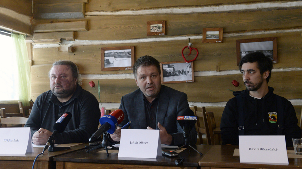 Zleva Jiří Stuchlík, Jakub Olbert a David Biksadský z iniciativy Chcípl PES.