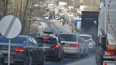 Více než kilometrová kolona na hraničním přechodu v Pomezí nad Ohří na Chebsku. 