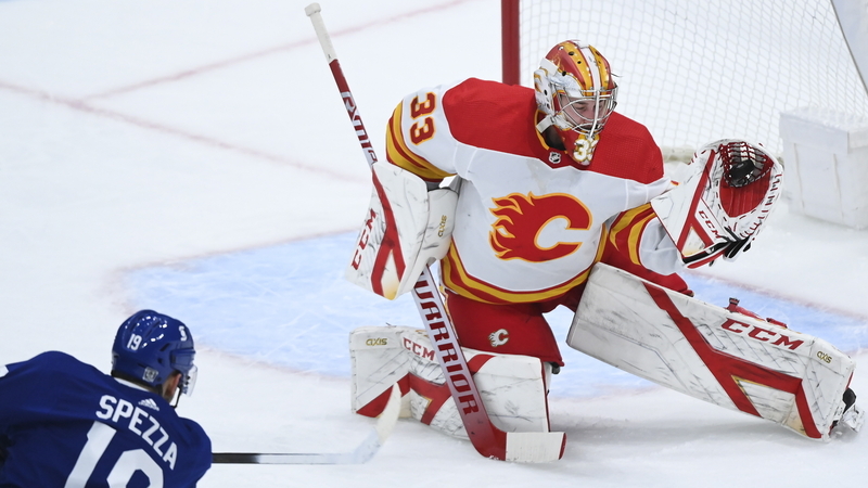 Brankář David Rittich zasahuje proti Jasonu Spezzovi.