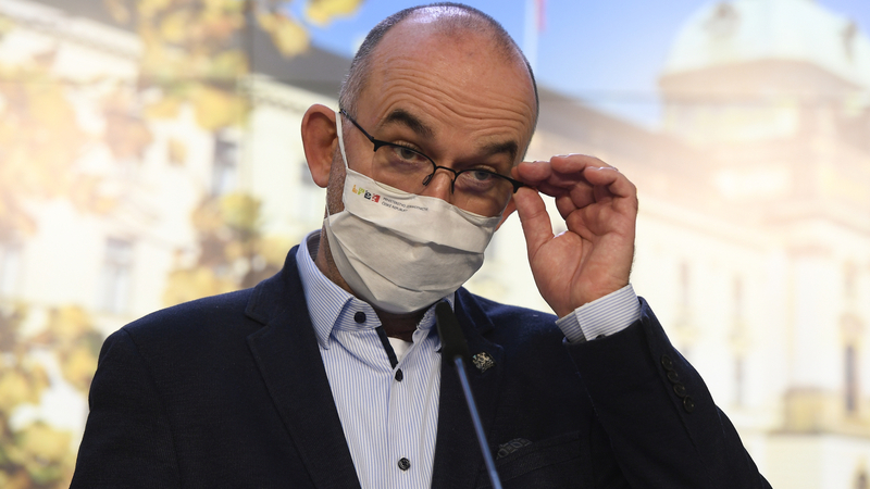 Ministr zdravotnictví Jan Blatný (za ANO).