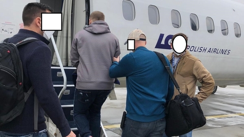 Převoz podezřelých hackerů.