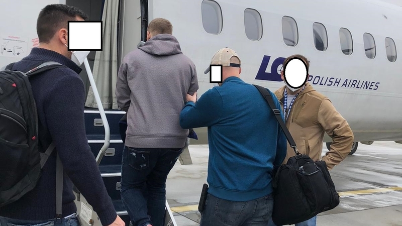 Převoz podezřelých hackerů.