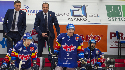 Aleš Totter a Václav Prospal na střídačce Motoru.