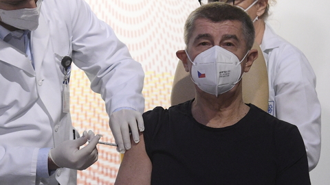 Premiér Andrej Babiš (ANO) se nechává očkovat proti koronaviru.