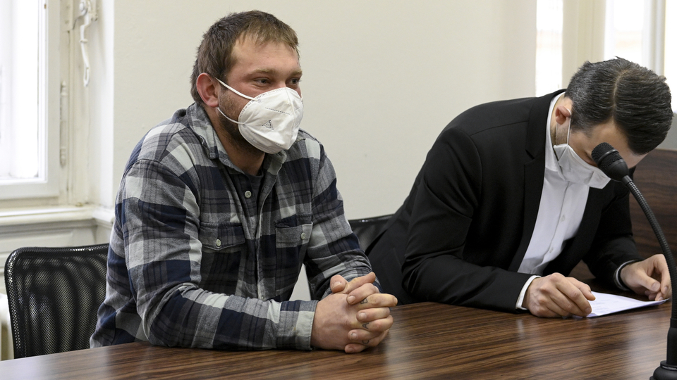 Anarchista Martin Ignačák (vlevo) u soudu.