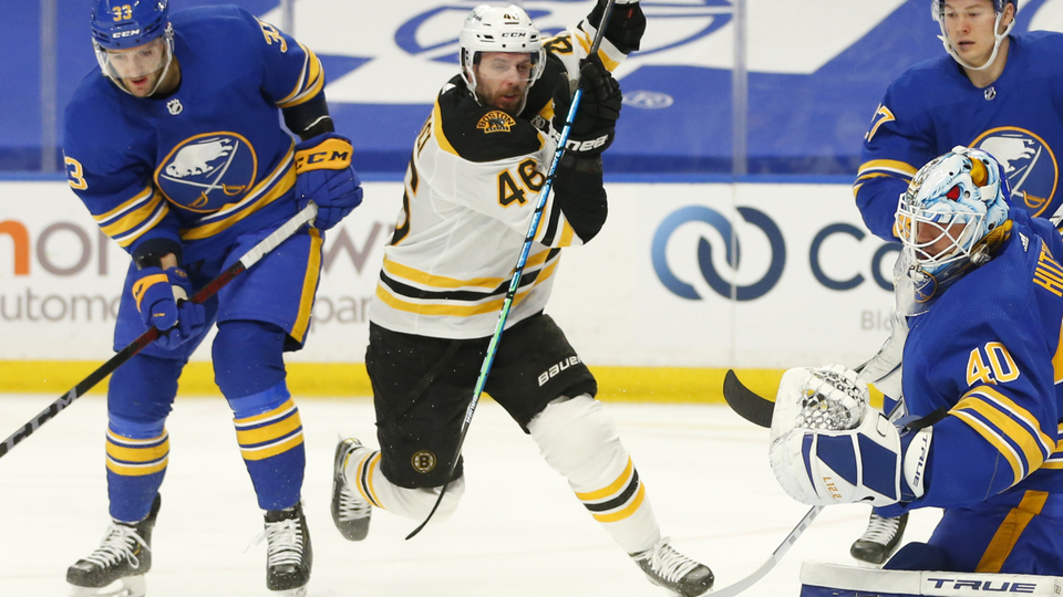 David Krejčí v dresu Bostonu se rve o svůj 700. bod v NHL.