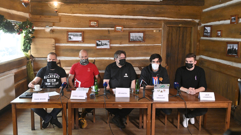 Představitelé a podporovatelé spolku Chcípl PES.