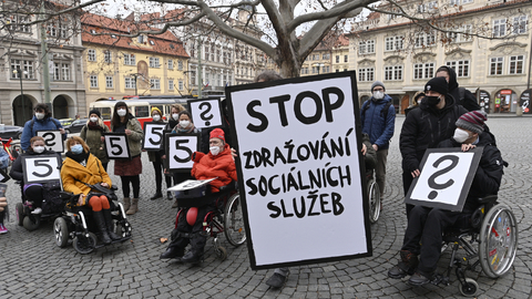 Demonstrace lidí s postižením a jejich asistentů proti projednávané novele zákona o sociálních službách 23. března 2021 na Malostranském náměstí v Praze.