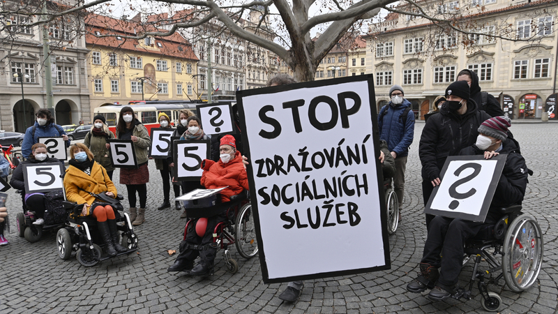 Demonstrace lidí s postižením a jejich asistentů proti projednávané novele zákona o sociálních službách 23. března 2021 na Malostranském náměstí v Praze.