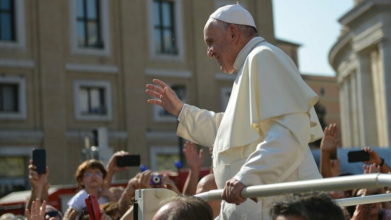 Papež František při setkání s věřícími.