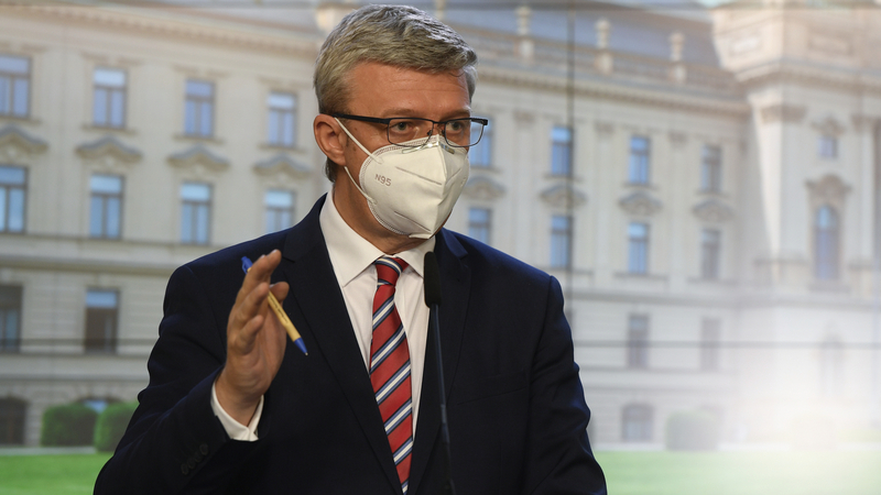 Ministr průmyslu a obchodu a dopravy Karel Havlíček (za ANO).