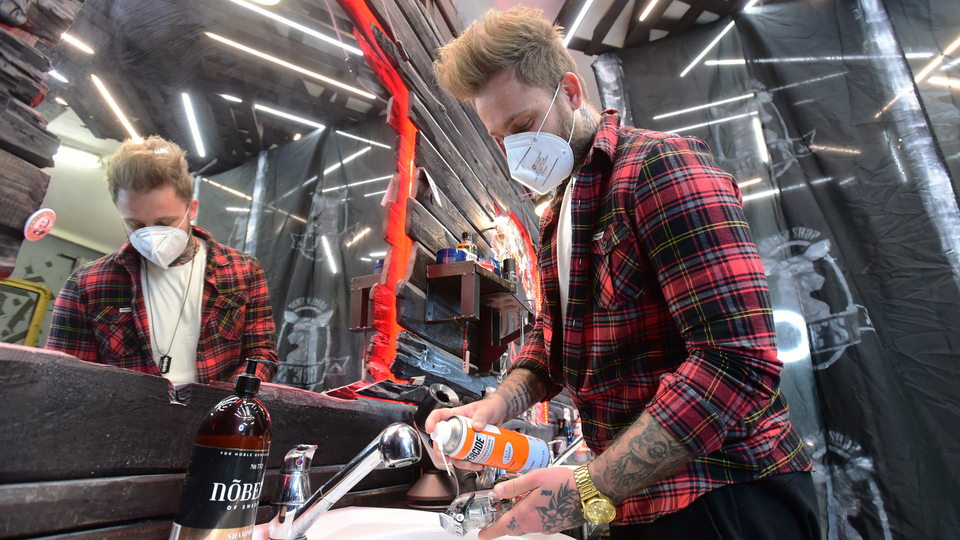 Provozovatel olomouckého holičství Richard Laně.