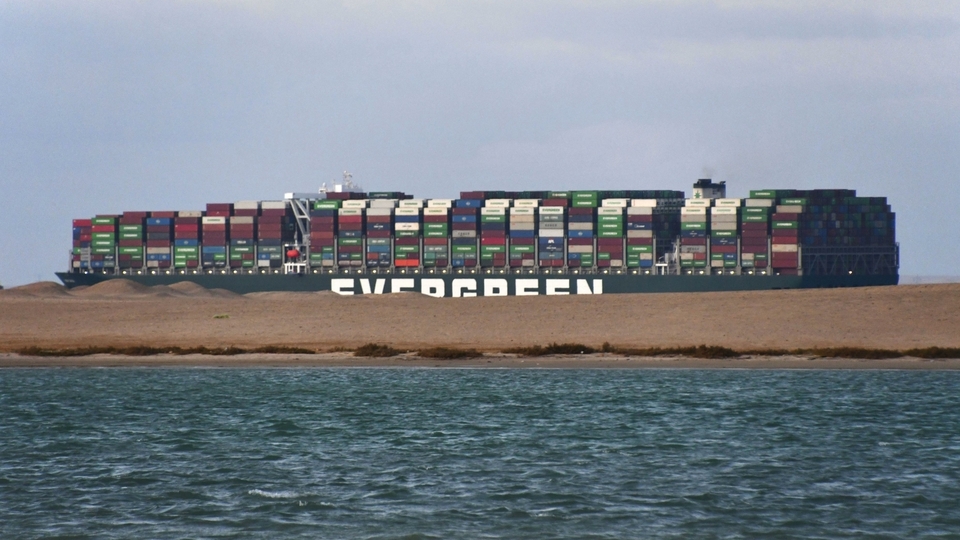 Vysvobozená kontejnerová loď Ever Given, která blokovala Suezský průplav.