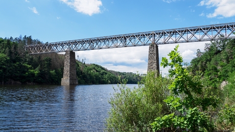 Železniční most přes řeku Vltavu.