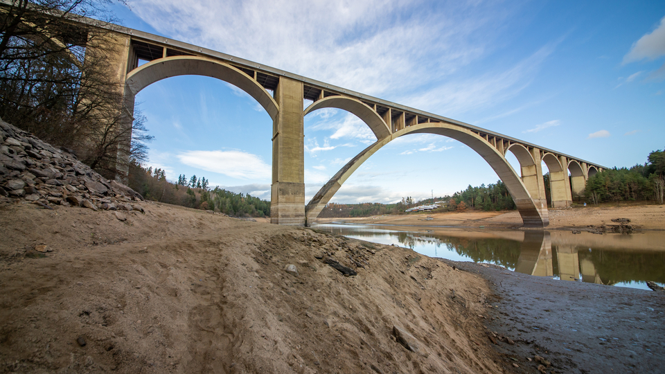 Most přes Orlickou přehradu.