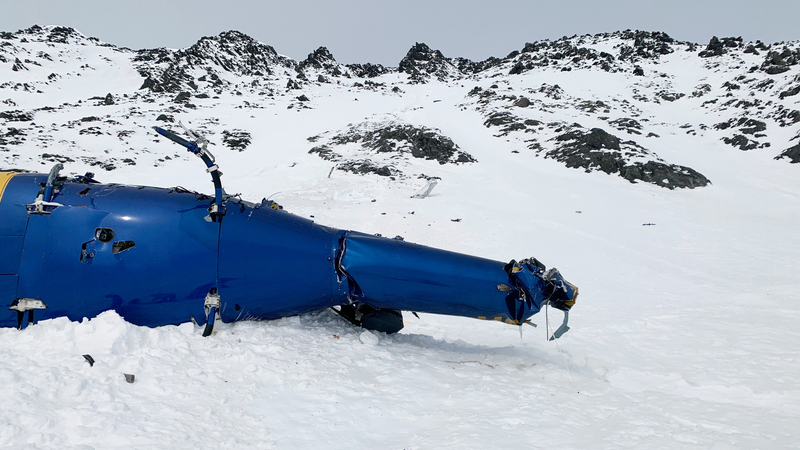 Trosky vrtulníku, ve kterém zemřel miliardář Petr Kellner.