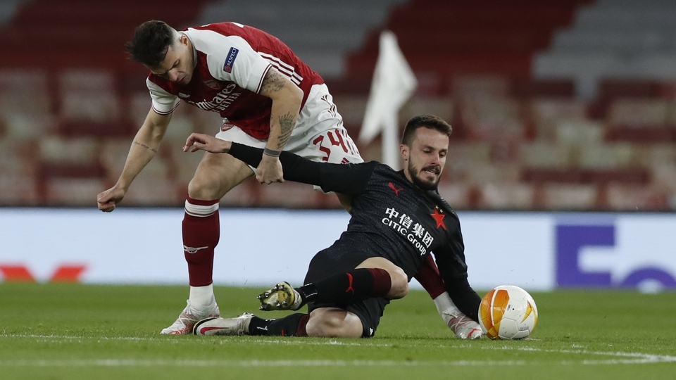 Granit Xhaka v souboji se slavistickým Jakubem Hromadou.