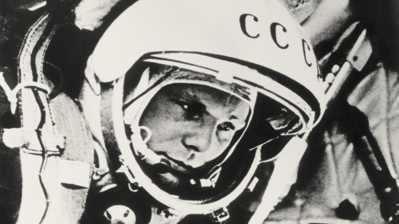 Sovětský kosmonaut Jurij Gagarin na historickém snímku.