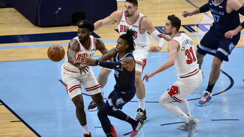 Basketbalisté Chicaga s Tomášem Satoranským v utkání s Memphisem.