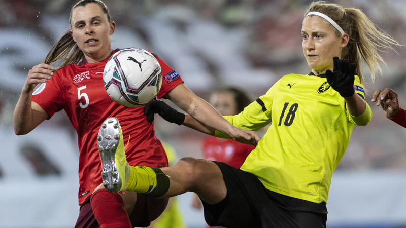 Kamila Dubcová v souboji se švýcarskou reprezentantkou. 