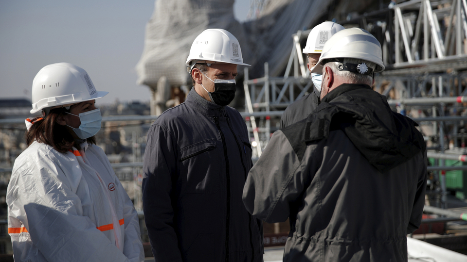 Francouzský prezident při obhlídce oprav katedrály Notre-Dame.