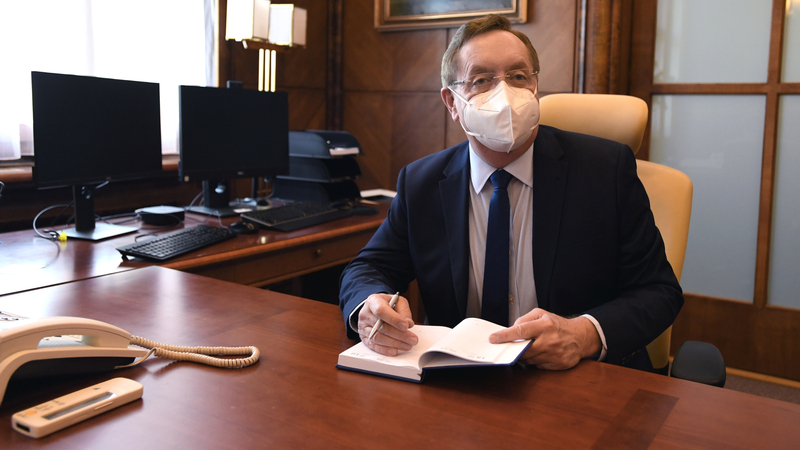 Ministr zdravotnictví Petr Arenberger (za ANO).