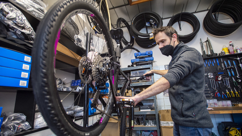 Jakub Matouš v kolínské prodejně kol a cykloservisu Kolínokrám na snímku z 16. dubna 2021. 