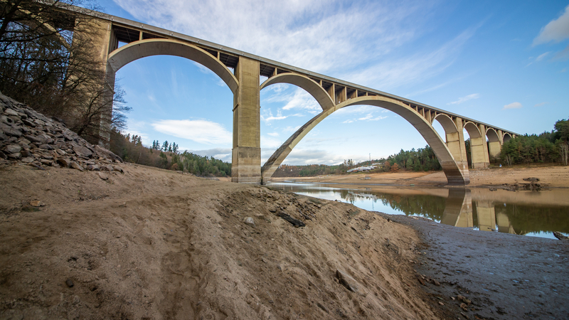 Most přes orlickou přehradu.