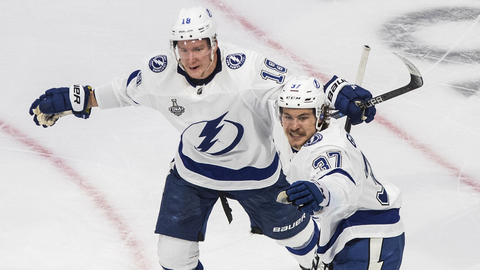 Ondřej Palát se spoluhráčem Yanni Gourdem (ilustrační foto).