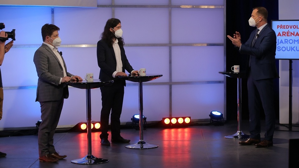 Moderátor pořadu Jaromír Soukup a poslanci Mikuláš Ferjenčík (Piráti) a Patrik Nacher (ANO).