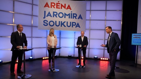 Moderátor pořadu Jaromír Soukup se svými hosty.