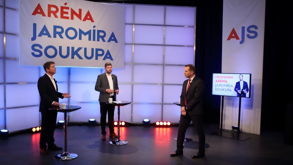 Moderátor pořadu Jaromír Soukup se svými hosty.