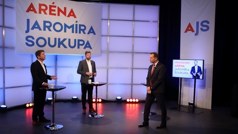 Moderátor pořadu Jaromír Soukup se svými hosty.