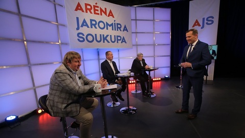 Moderátor pořadu Jaromír Soukup se svými hosty.