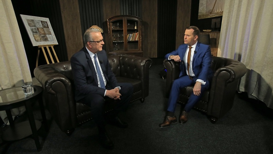 Moderátor pořadu Jaromír Soukup a bývalý poslanec Miroslav Kalousek (TOP 09).