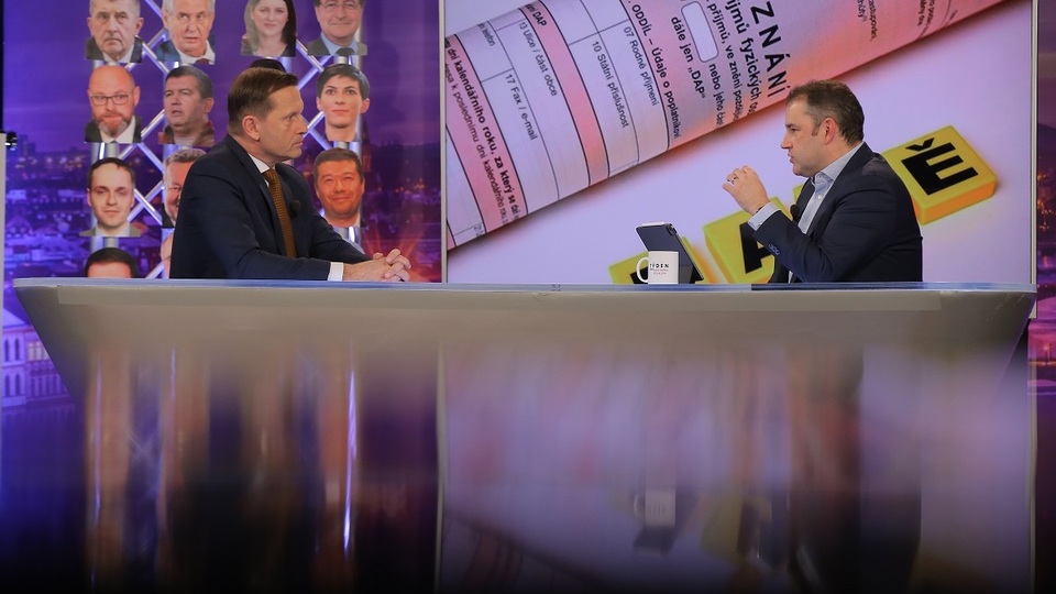 Moderátor pořadu Jaromír Soukup a ekonom Mojmír Hampl.