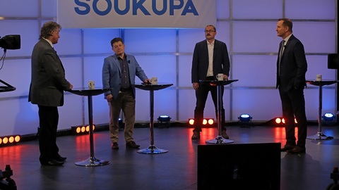 Moderátor pořadu Jaromír Soukup se svými hosty.