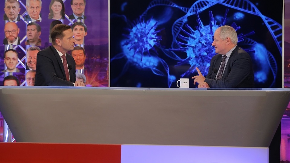 Moderátor pořadu Jaromír Soukup a epidemiolog Roman Prymula.