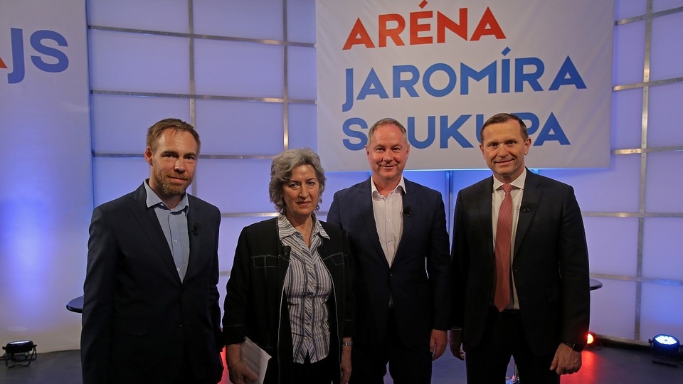 Moderátor pořadu Jaromír Soukup se svými hosty.