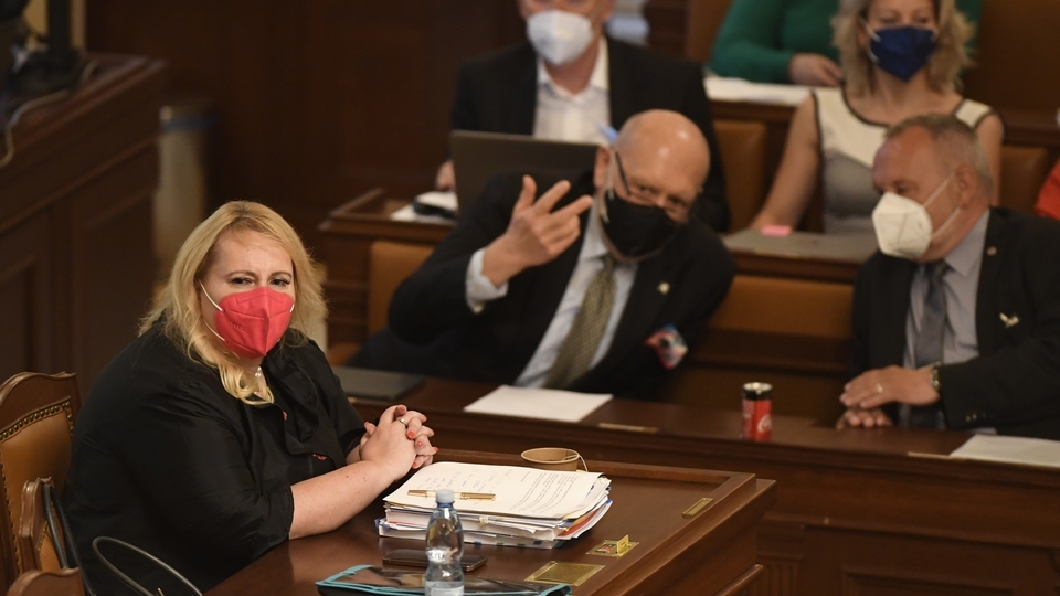 Mimořádná schůze Sněmovny ke schvalování nového stavebního zákona, 12. května 2021 v Praze. Ministryně pro místní rozvoj Klára Dostálová (vlevo).