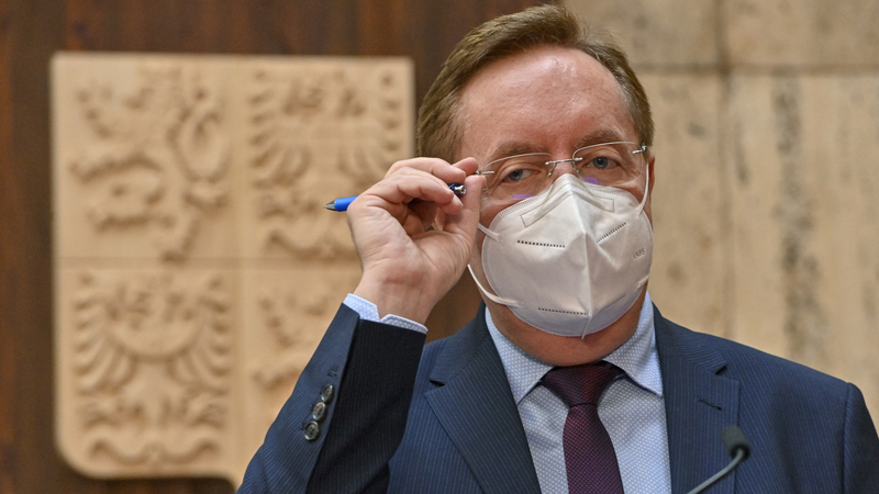 Ministr zdravotnictví Petr Arenberger (za ANO).
