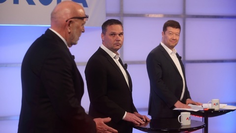 Zleva poslanec Leo Luzar (KSČM), starosta obce Těšany Miroslav Zborovský (KDU-ČSL) a předseda SPD Tomio Okamura.